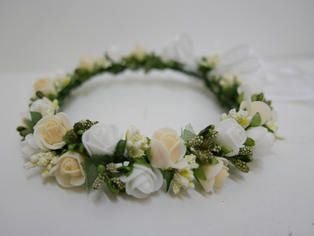 Biało kremowy wianek z kokardą