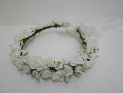 Biało zielony  wianek z kokardą