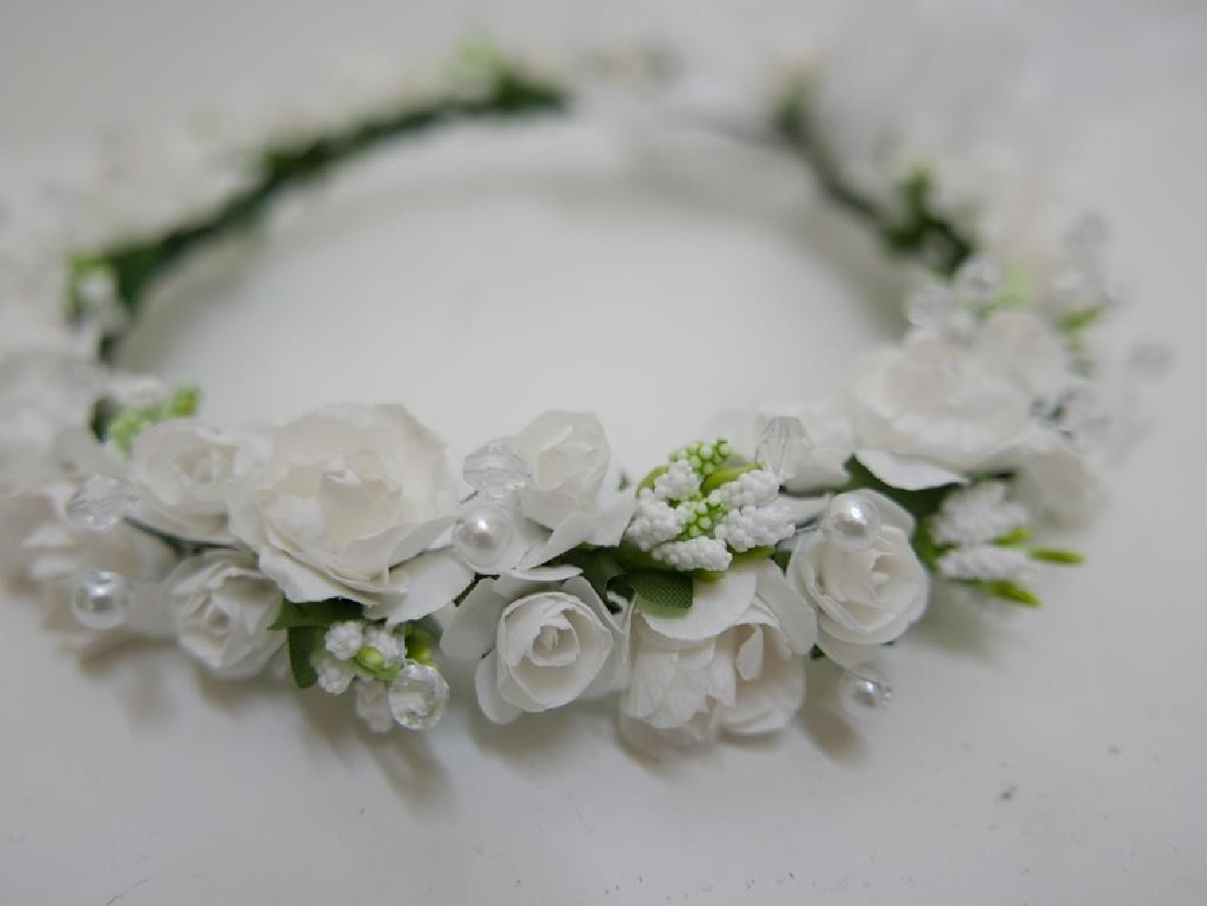 Biało zielony  wianek z kokardą