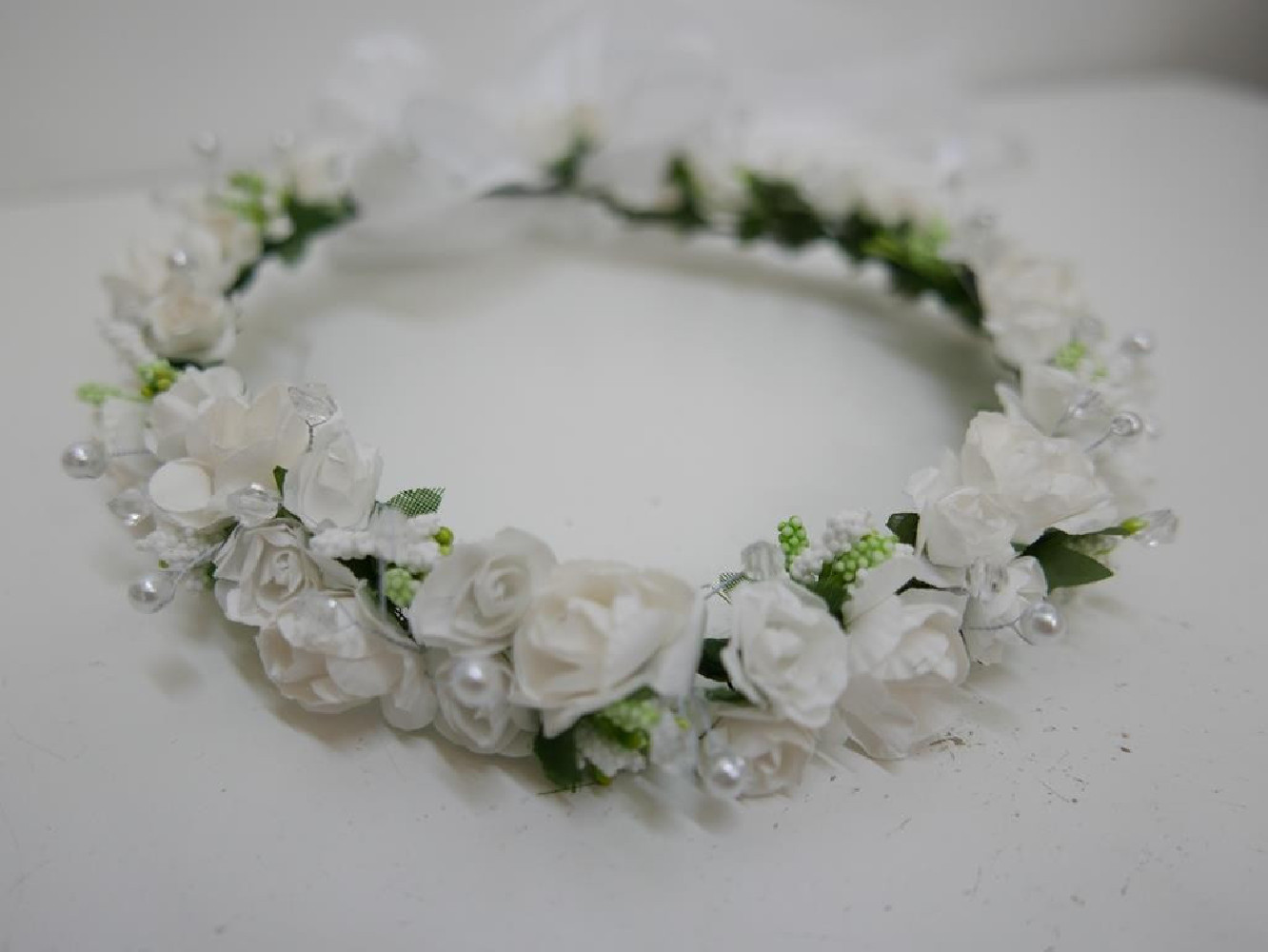 Biało zielony  wianek z kokardą