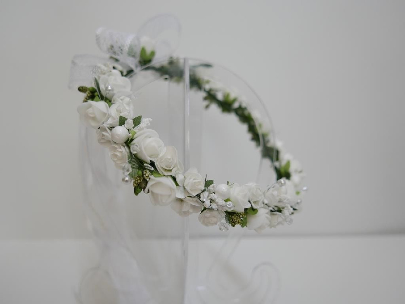 Biało zielony  wianek z kokardą