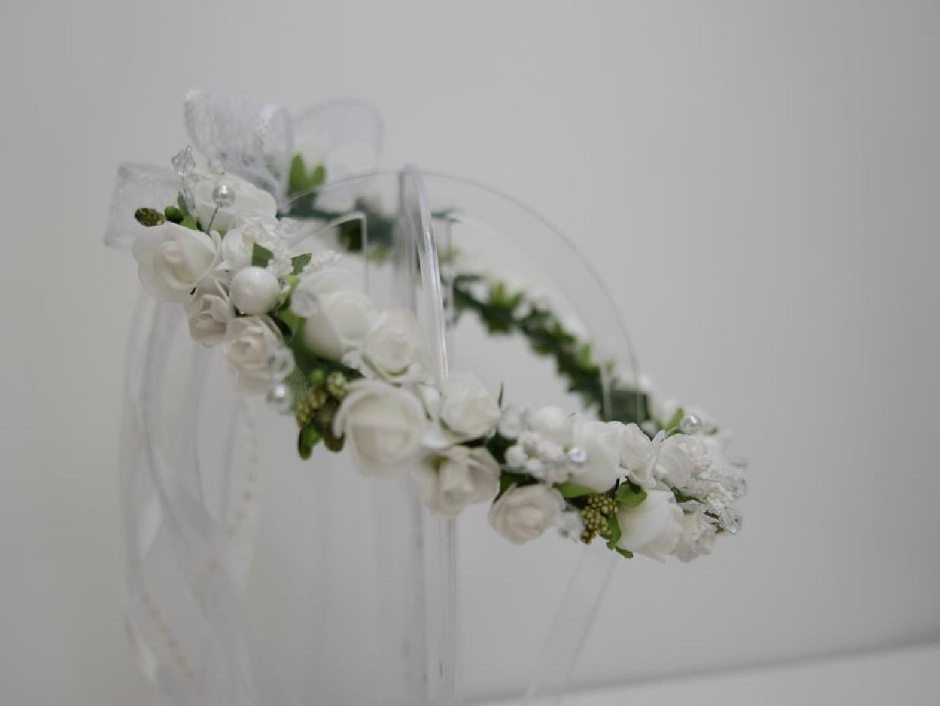 Biało zielony  wianek z kokardą