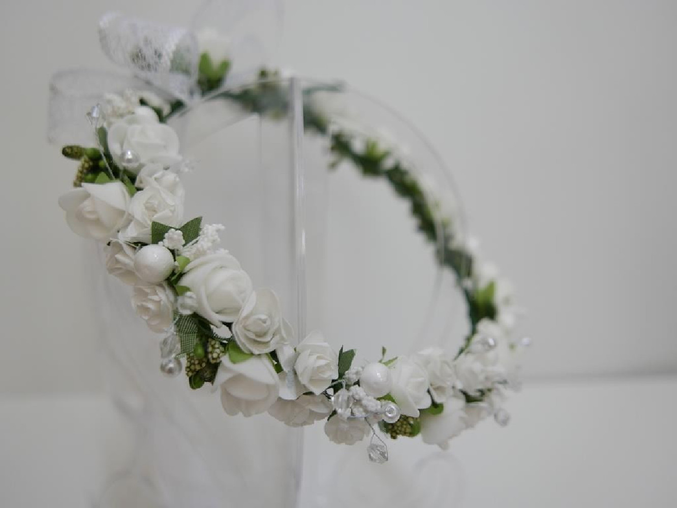 Biało zielony  wianek z kokardą