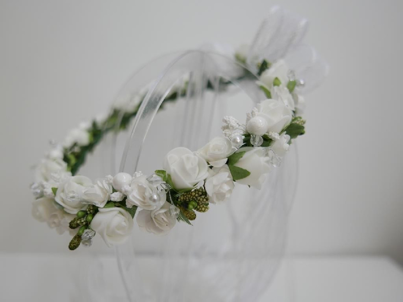 Biało zielony  wianek z kokardą