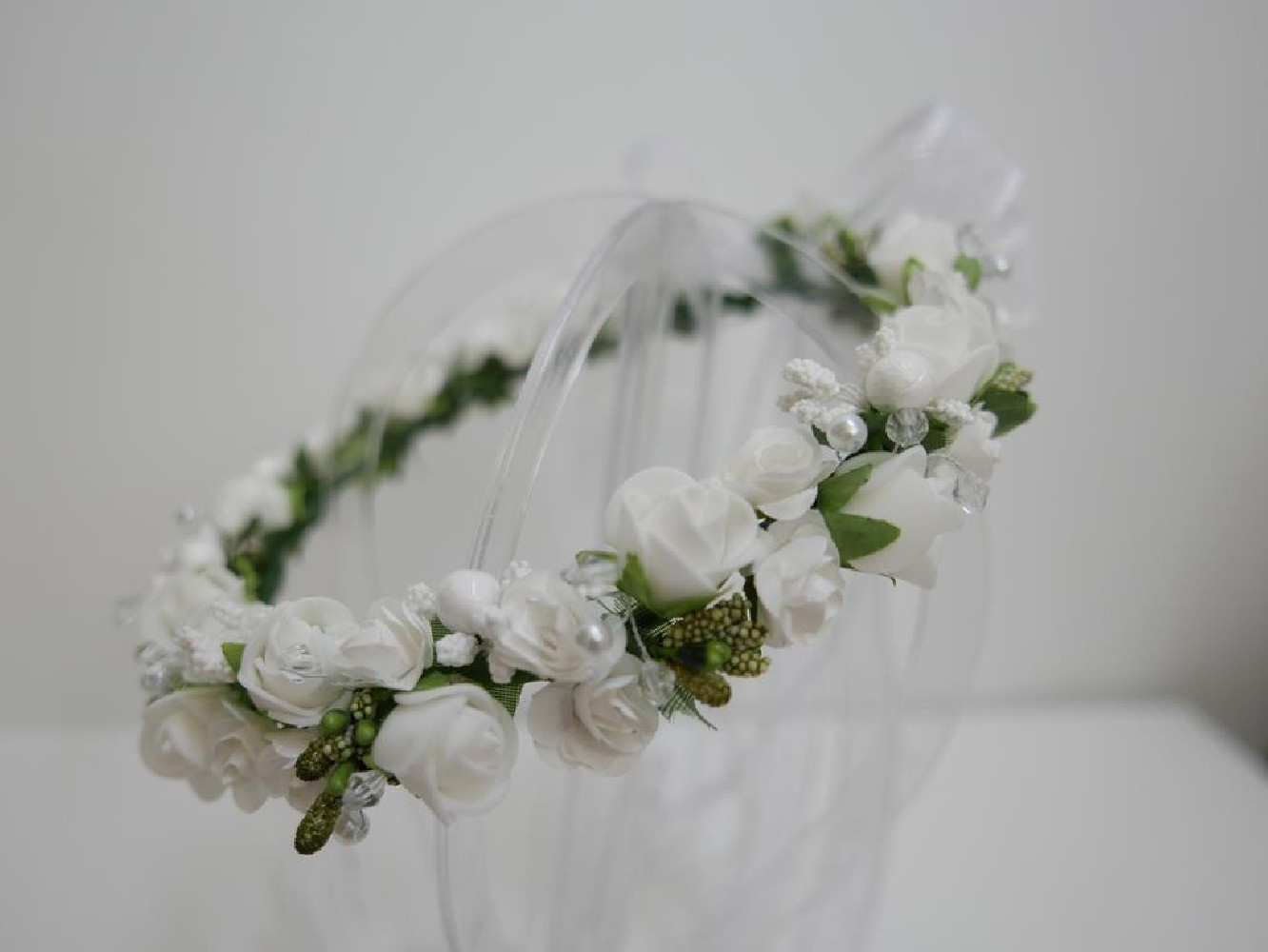 Biało zielony  wianek z kokardą