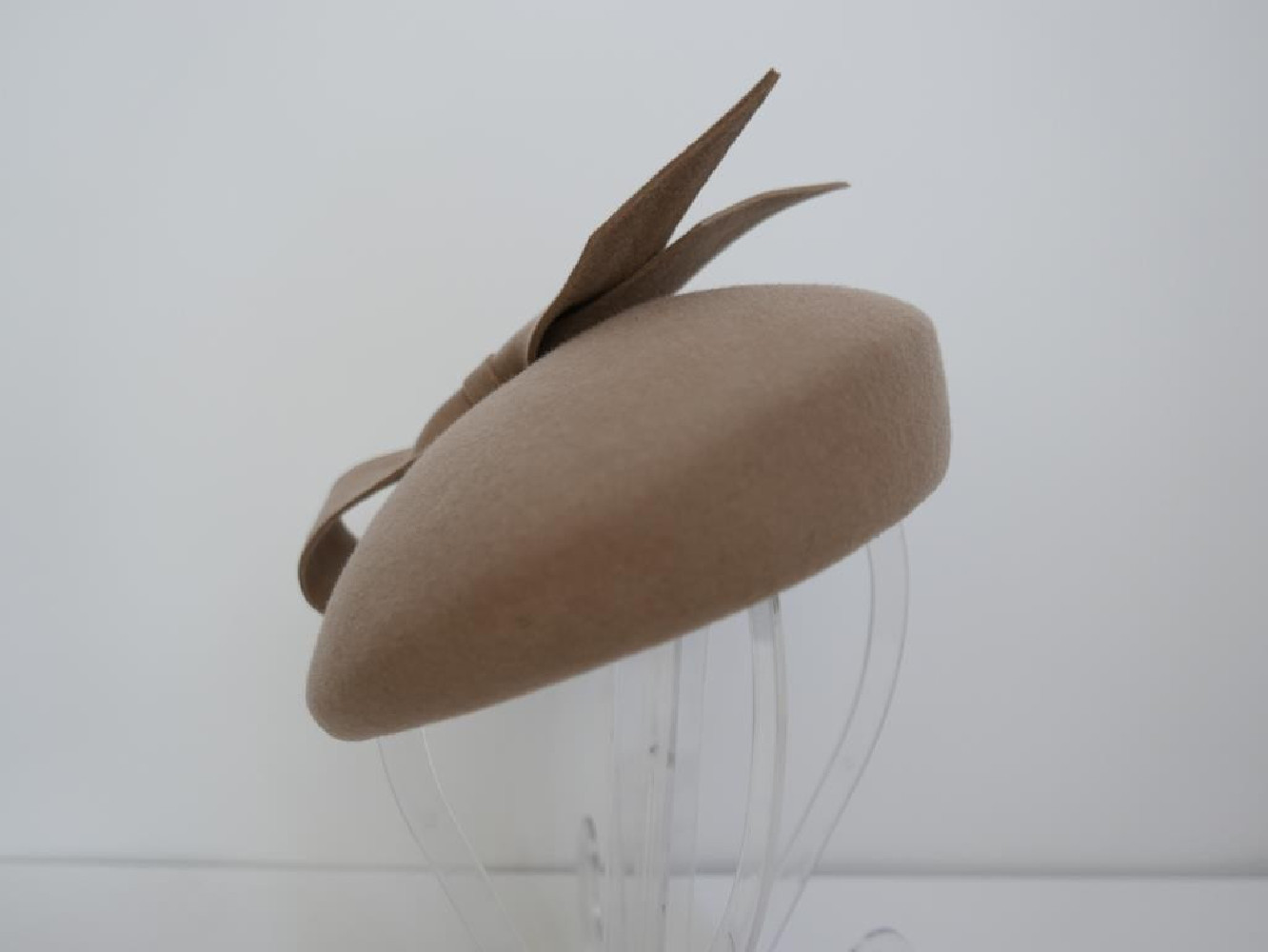 Saturnia beżowy camel mini beret filcowy