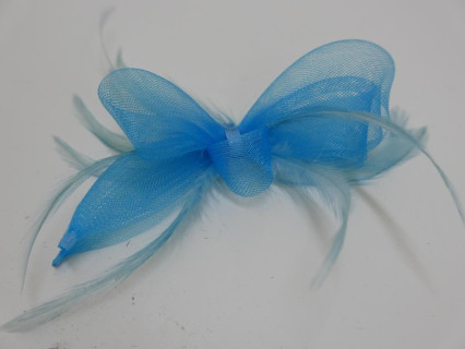 Błękitny stroik z crin i piórami do włosów sukni kapelusza