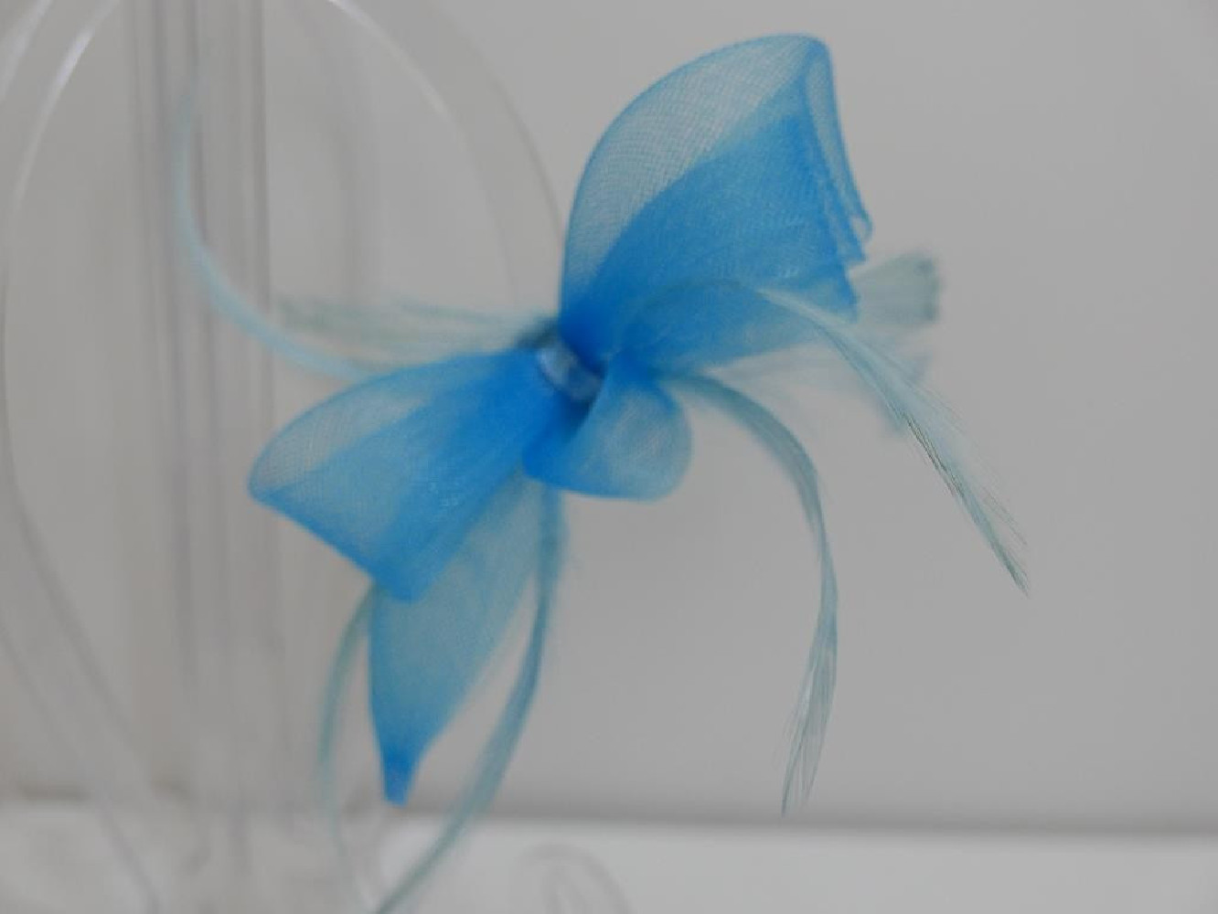 Błękitny stroik z crin i piórami do włosów sukni kapelusza