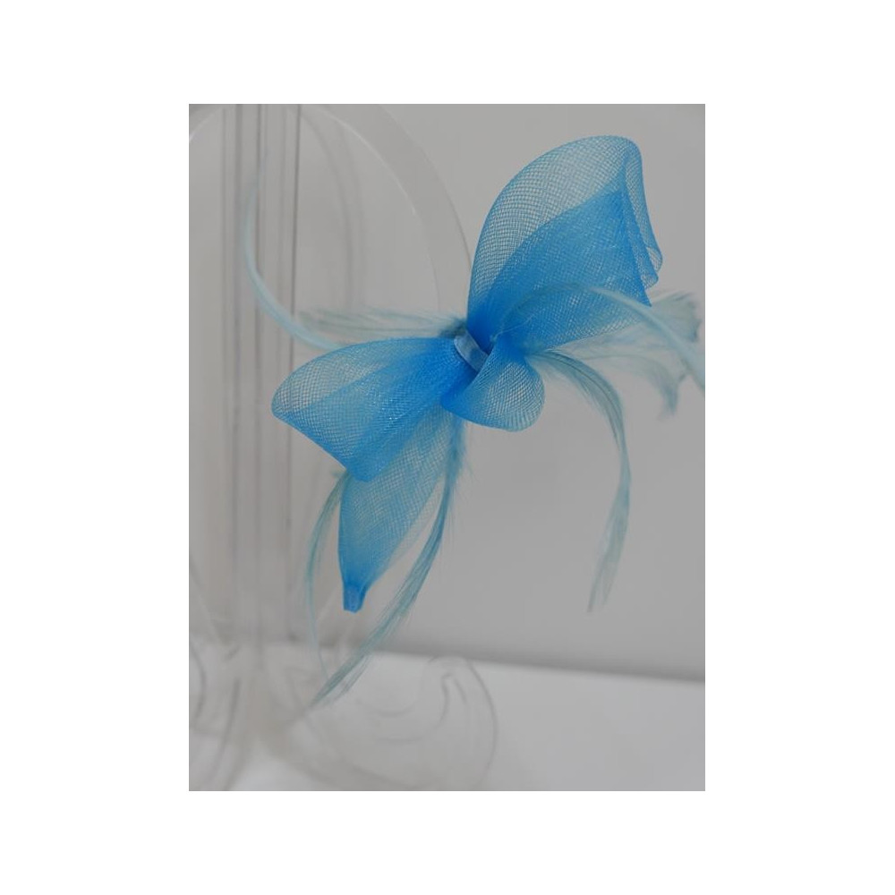 Błękitny stroik z crin i piórami do włosów sukni kapelusza