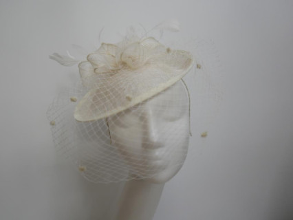 Smietankowy kapelusik koktajlowy z sinamay na przepasce