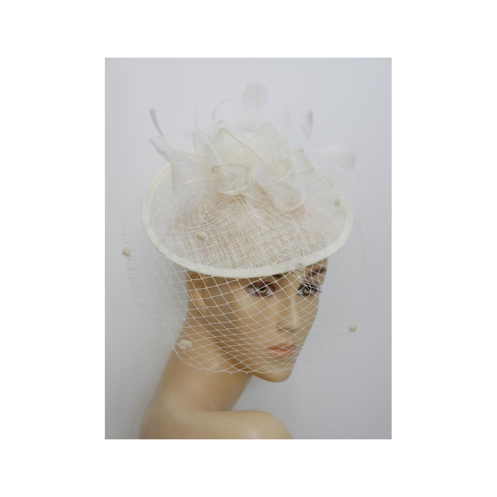 Smietankowy kapelusik koktajlowy z sinamay na przepasce