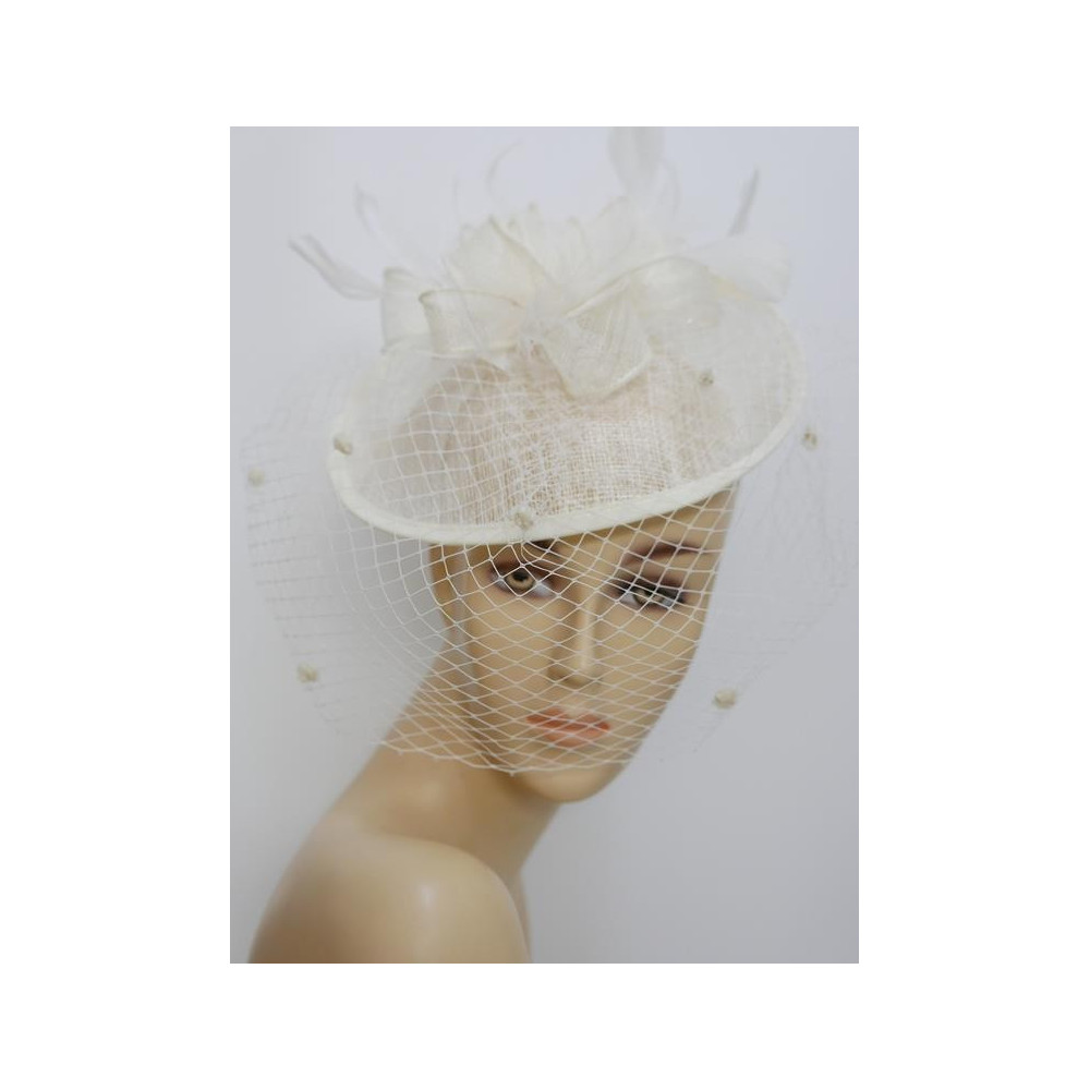 Smietankowy kapelusik koktajlowy z sinamay na przepasce