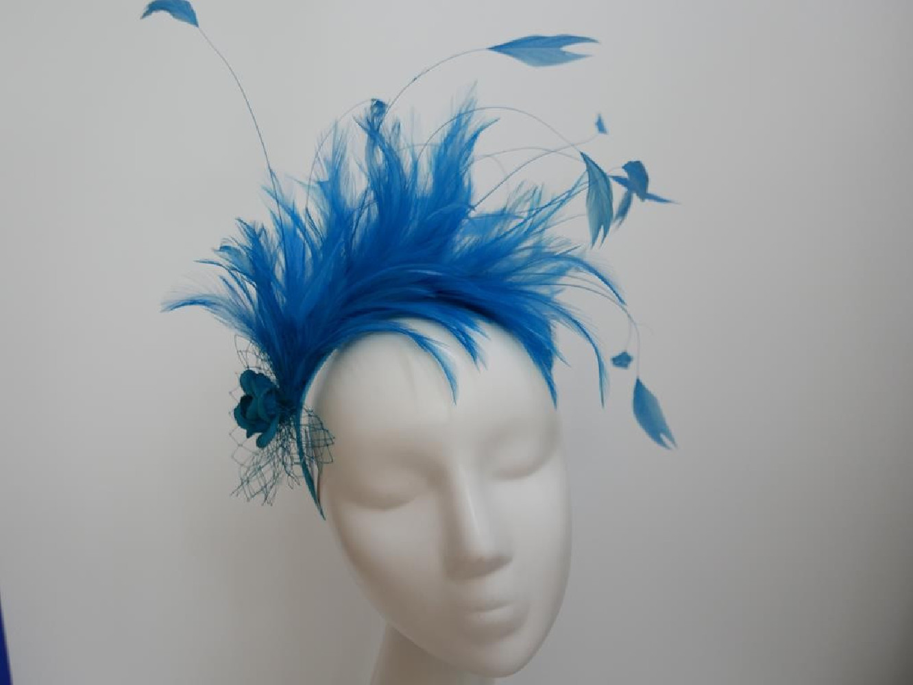 Niebieski fascynator z piór