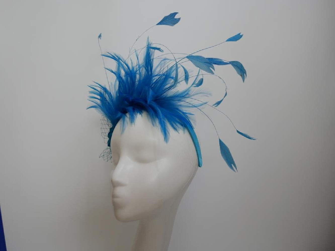 Niebieski fascynator z piór