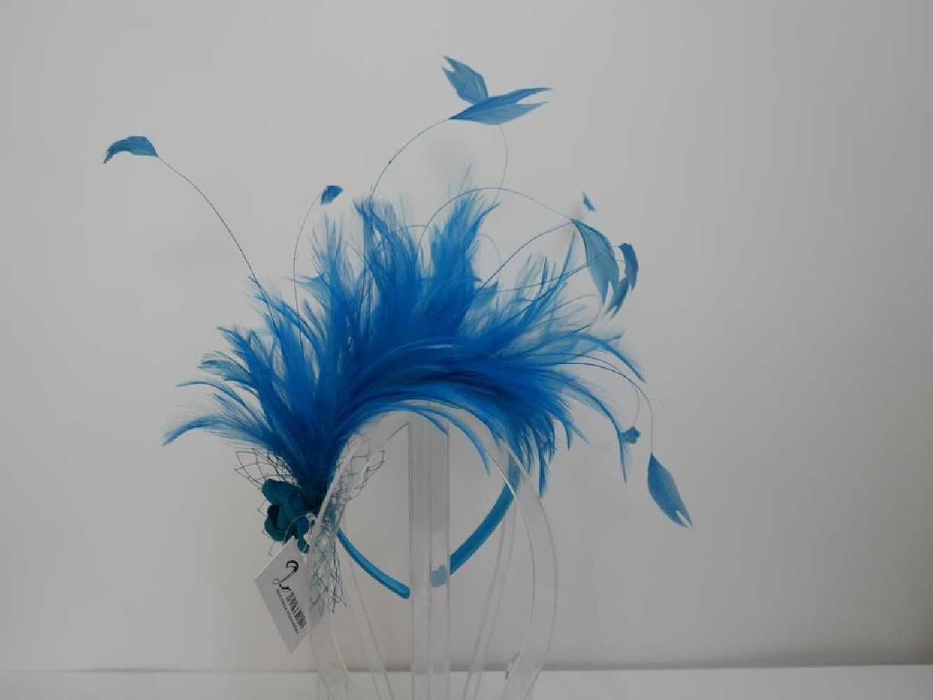 Niebieski fascynator z piór