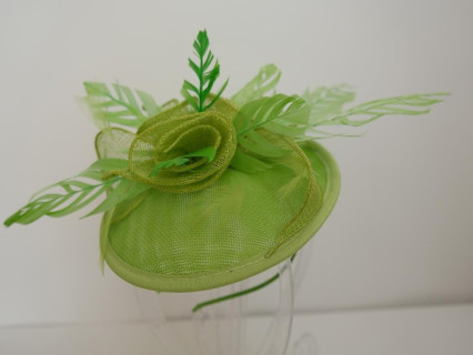 Las Palmas zielony kapelusik koktailowy z lnu z piórami na przepasce