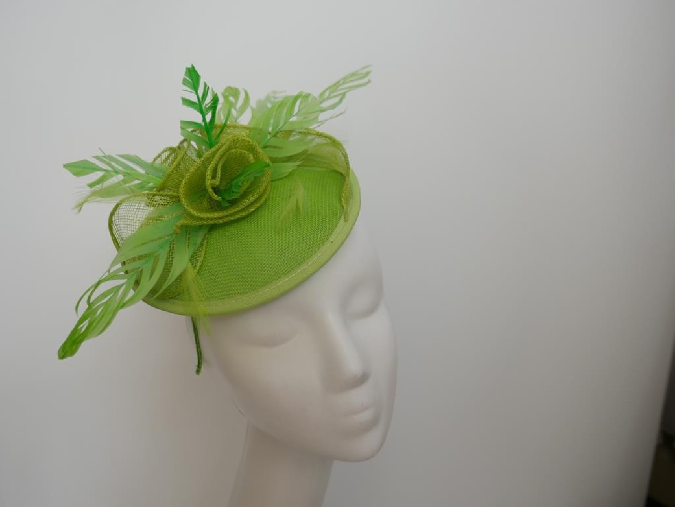 Las Palmas zielony kapelusik koktailowy z lnu z piórami na przepasce
