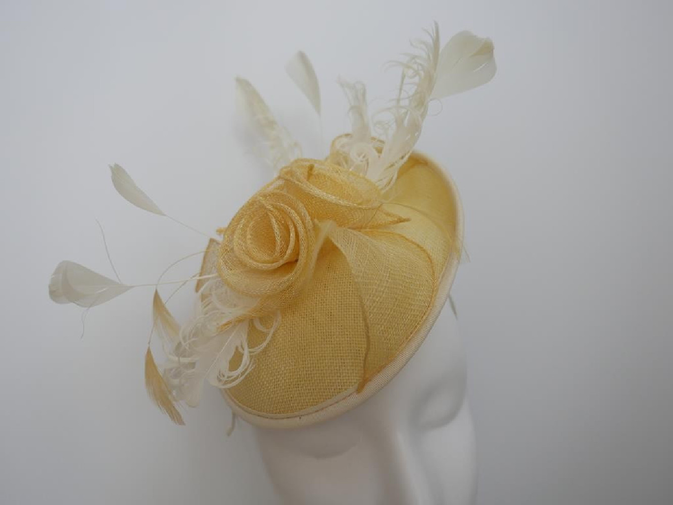 Bananowy kapelusik koktailowy z lnu z piórami na przepasce