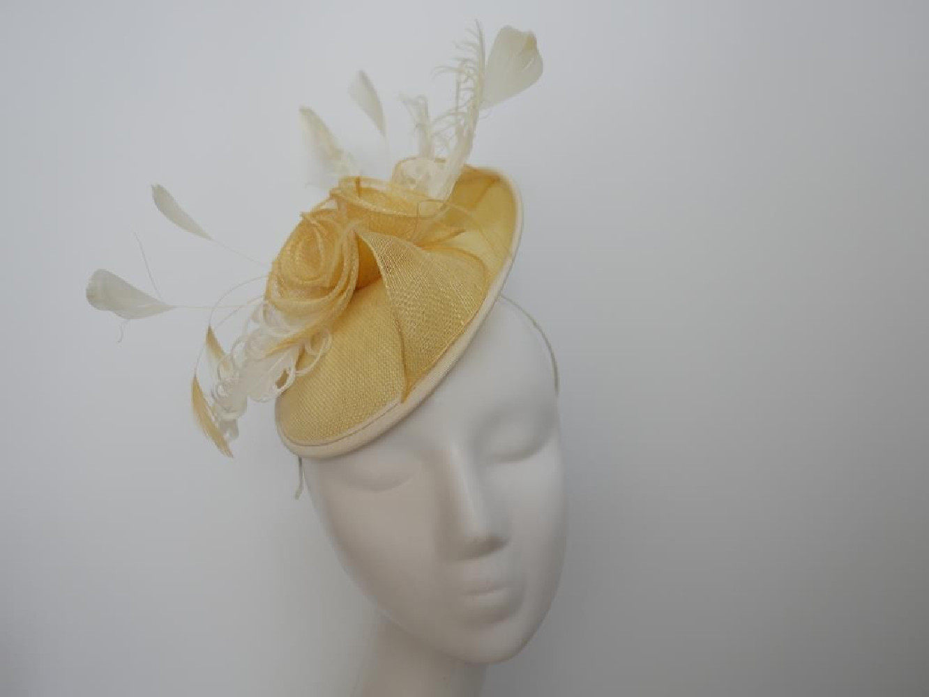 Bananowy kapelusik koktailowy z lnu z piórami na przepasce