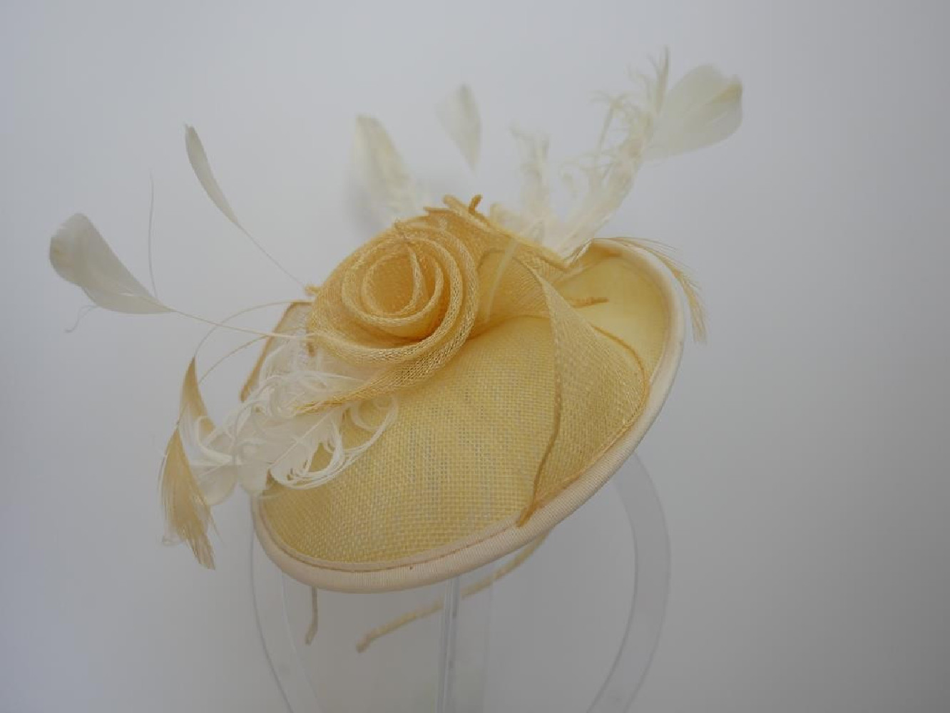 Bananowy kapelusik koktailowy z lnu z piórami na przepasce