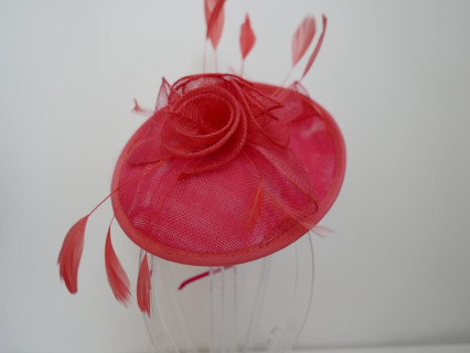 Koralowy kapelusik koktailowy z lnu z piórami na przepasce