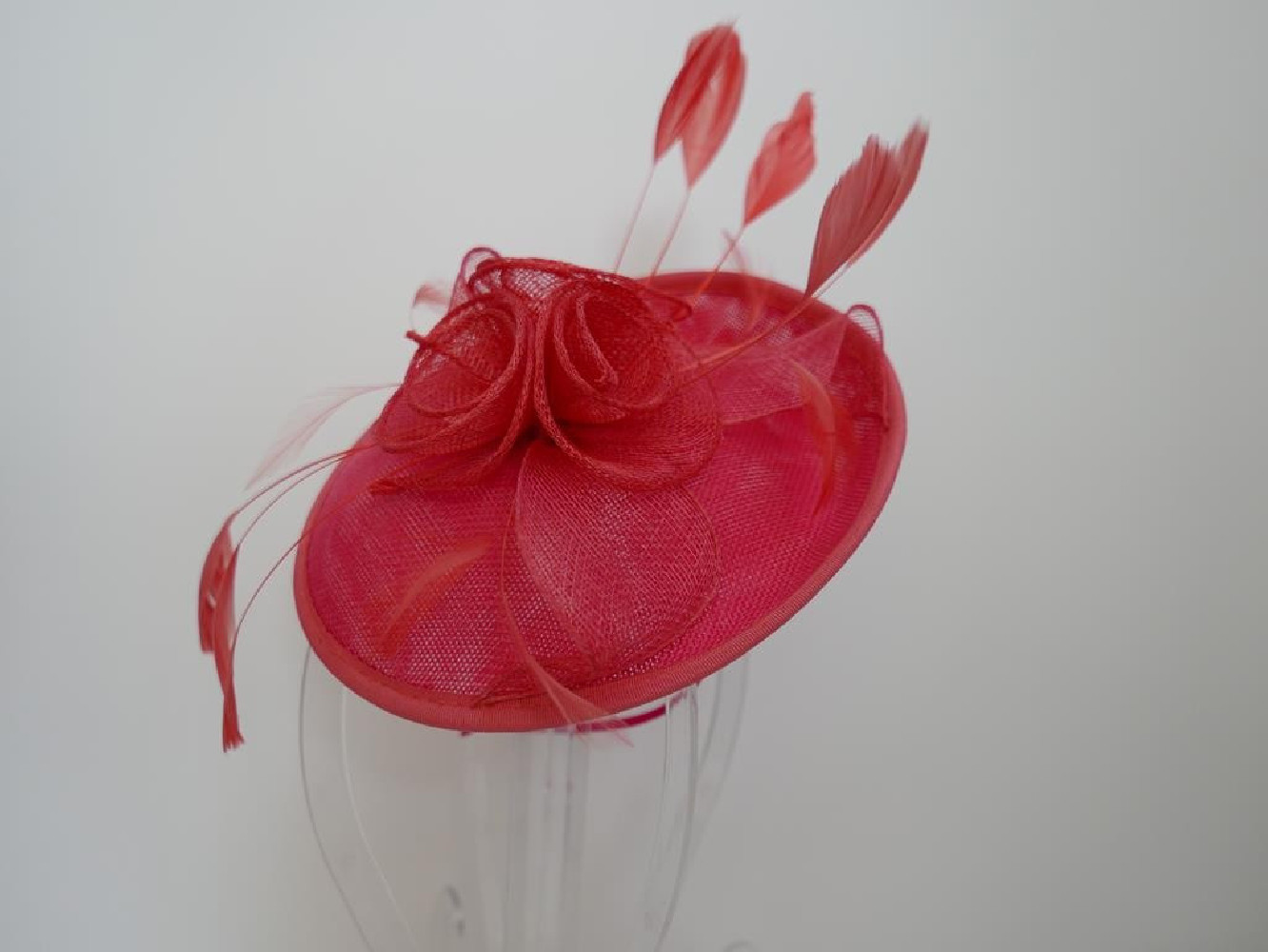 Koralowy kapelusik koktailowy z lnu z piórami na przepasce