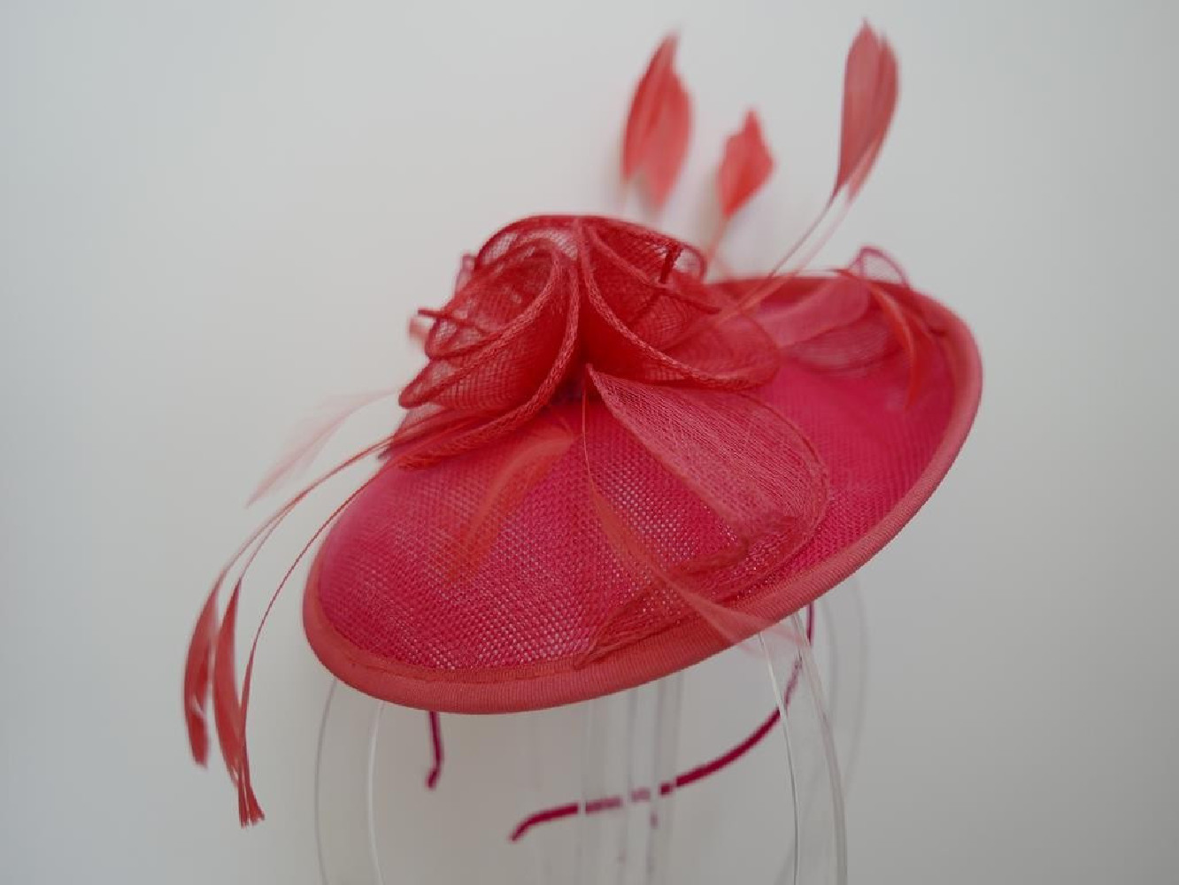 Koralowy kapelusik koktailowy z lnu z piórami na przepasce