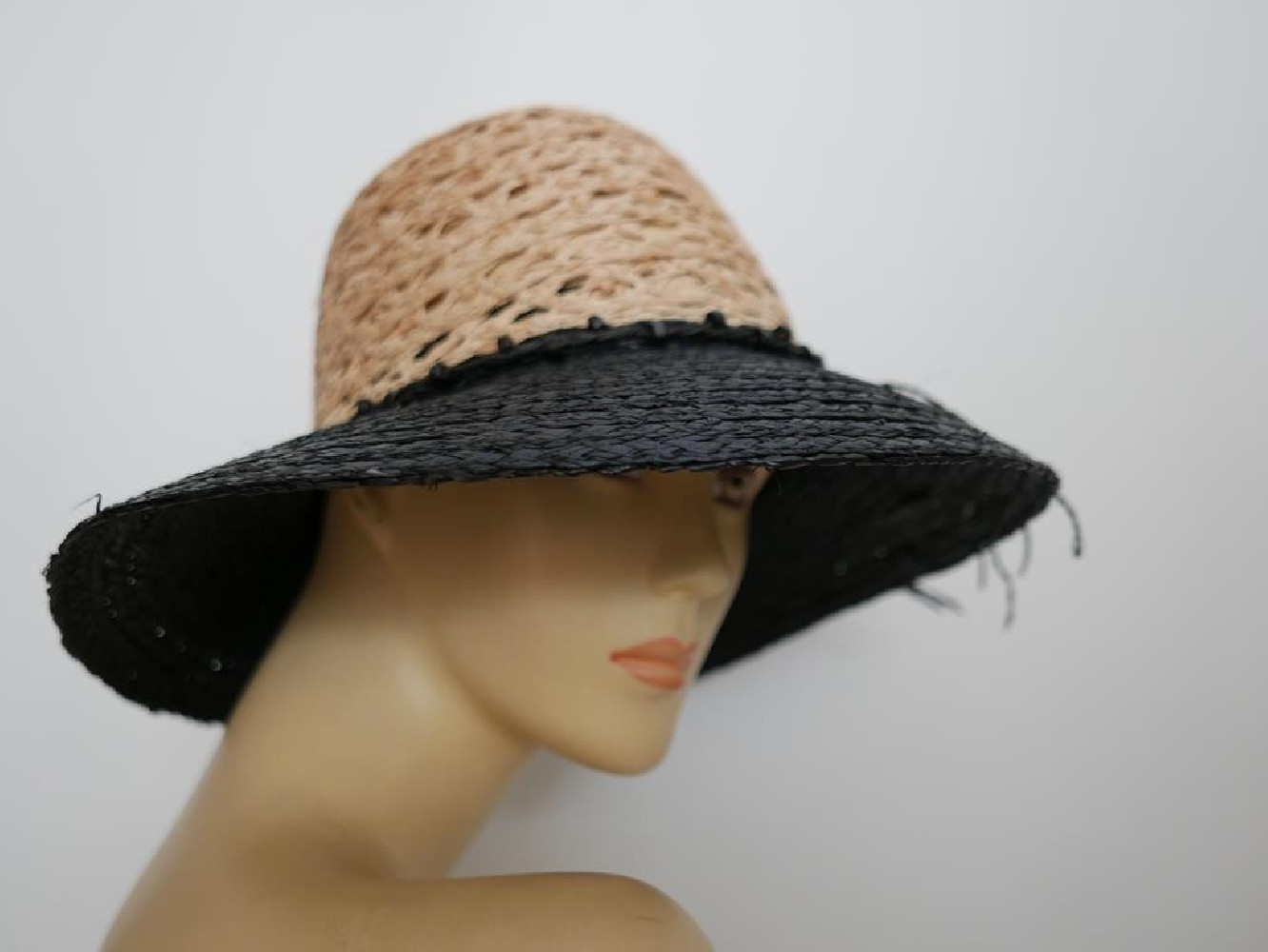 Bezowo czarny letni  kapelusz klosz do 58cm