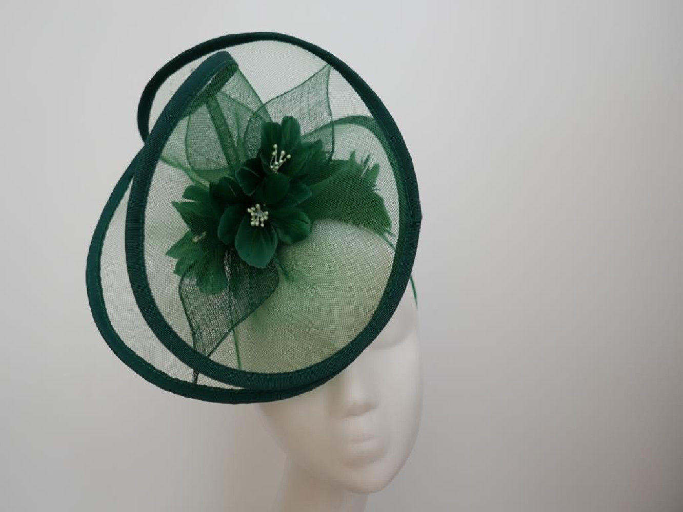 Zielony fascynator z crin  na przepasce