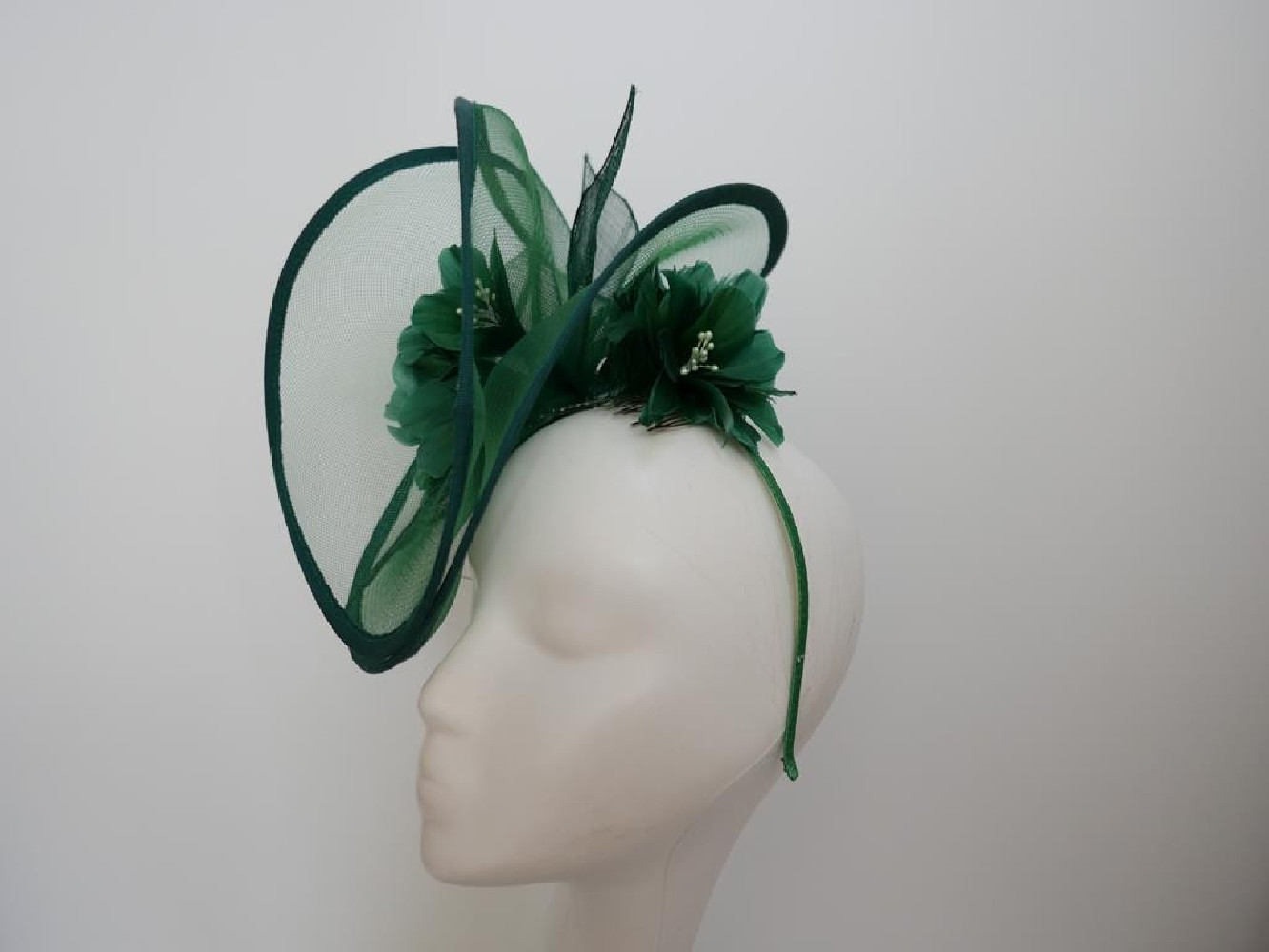 Zielony fascynator z crin  na przepasce