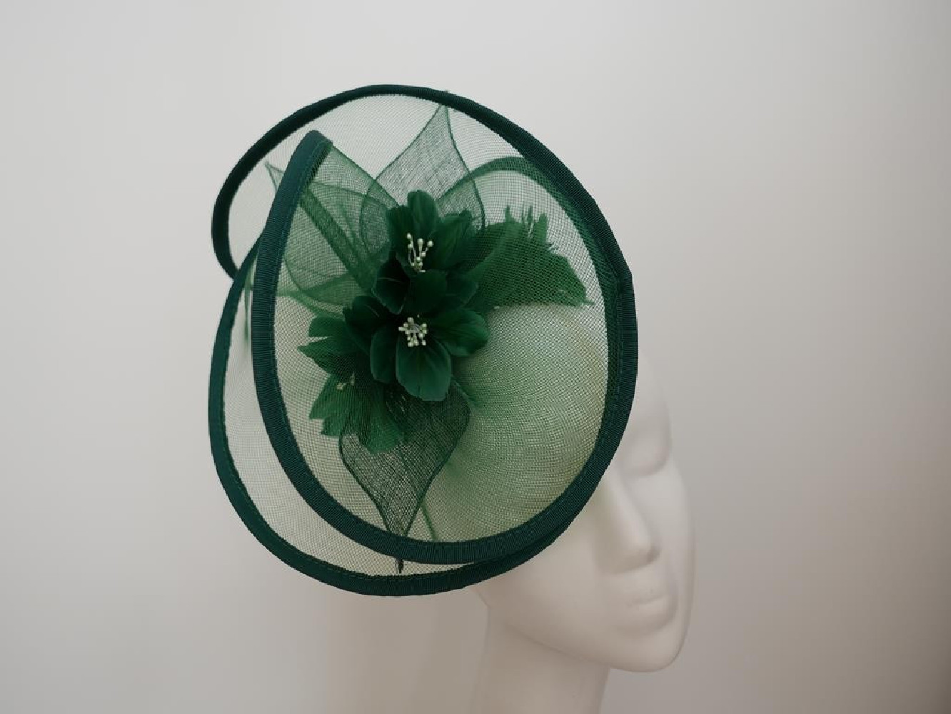 Zielony fascynator z crin  na przepasce