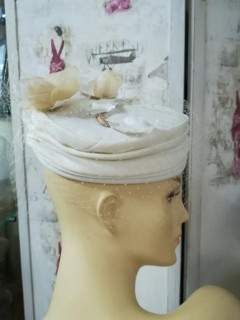 Kremowo beżowy toczek z woalką