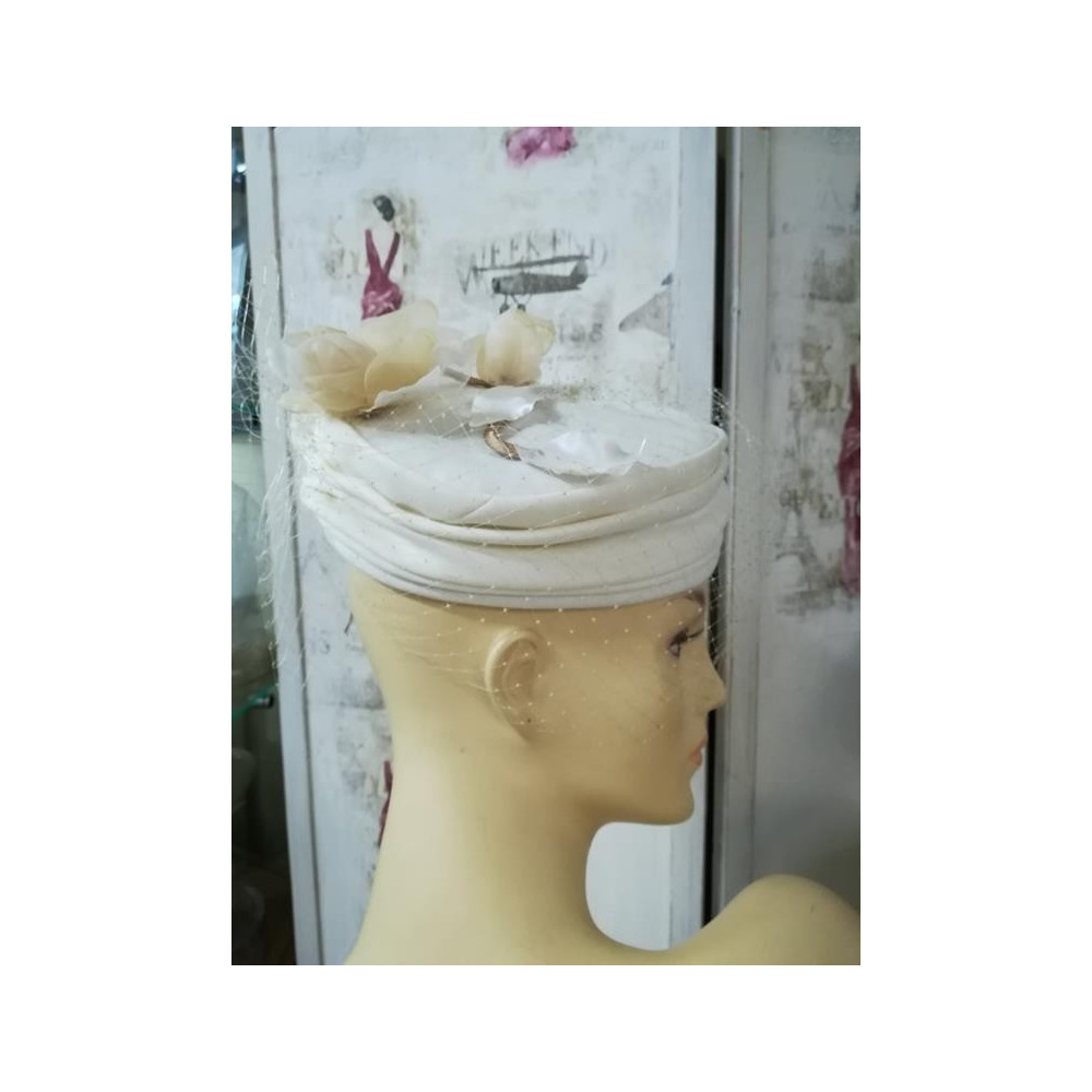 Kremowo beżowy toczek z woalką