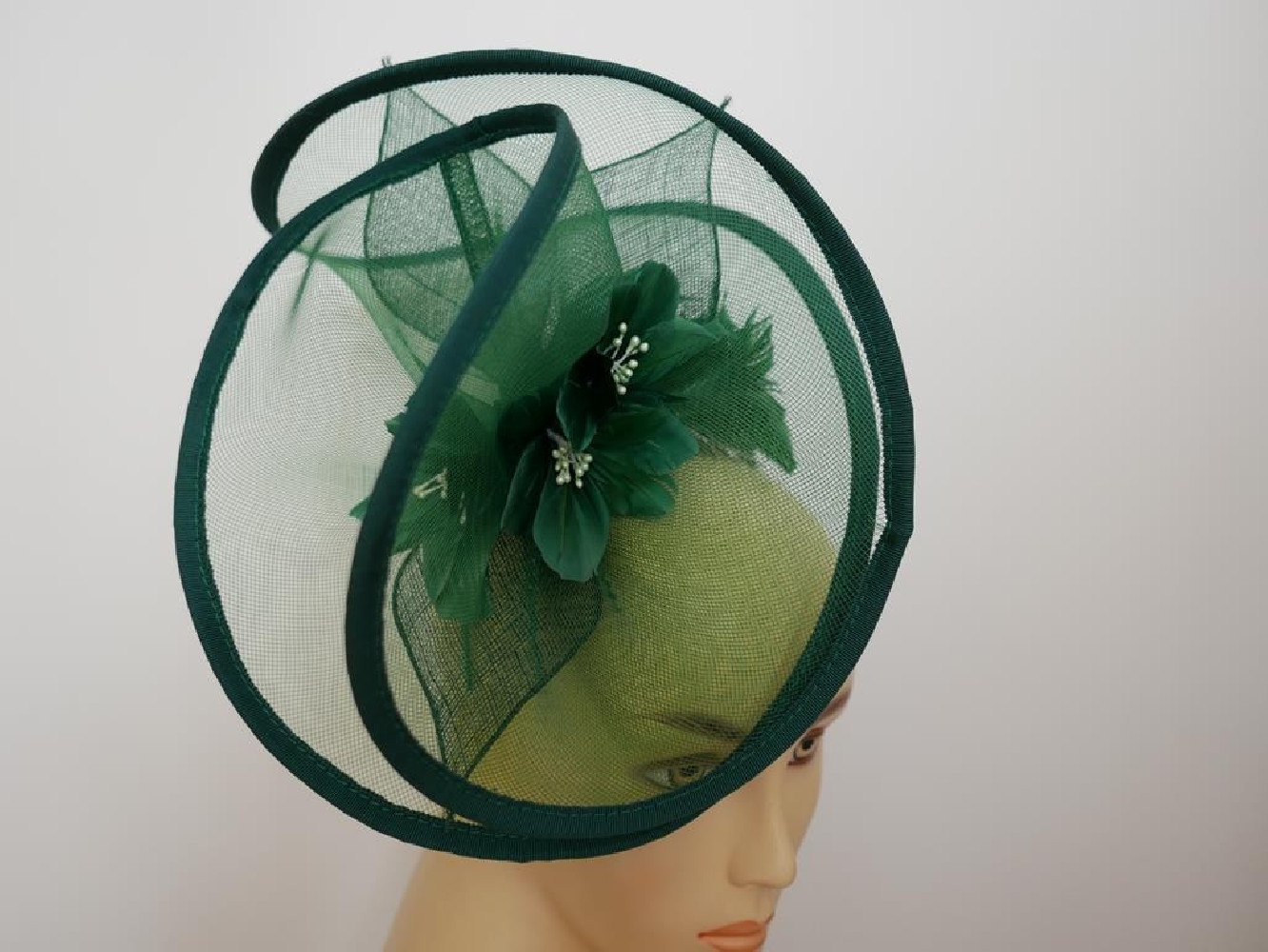 Zielony fascynator z crin  na przepasce
