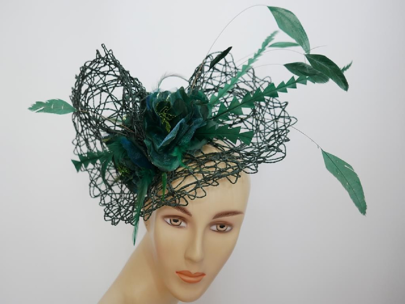 Zielony fascynator z kwiatami na przepasce