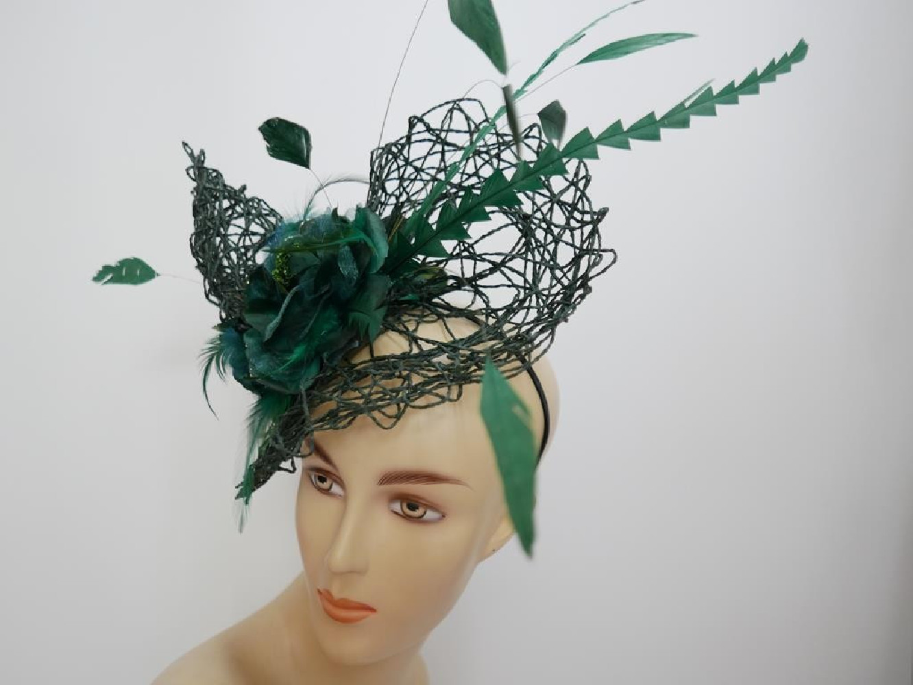 Zielony fascynator z kwiatami na przepasce