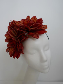 Rude dalie fascynator na opasce