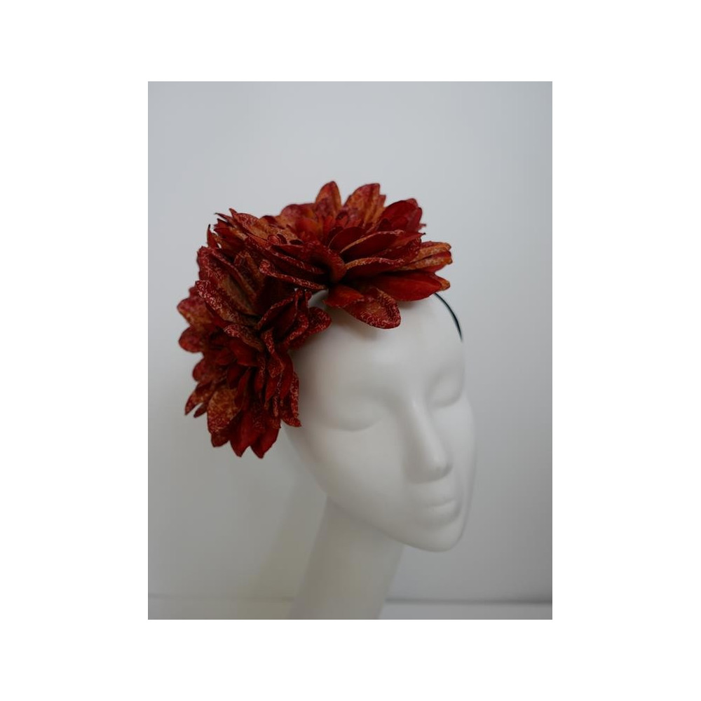 Rude dalie fascynator na opasce