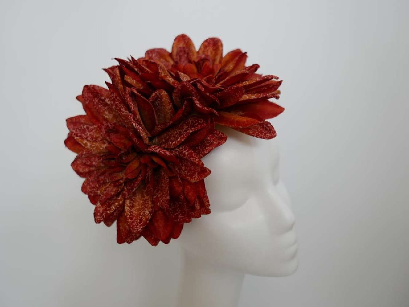 Rude dalie fascynator na opasce