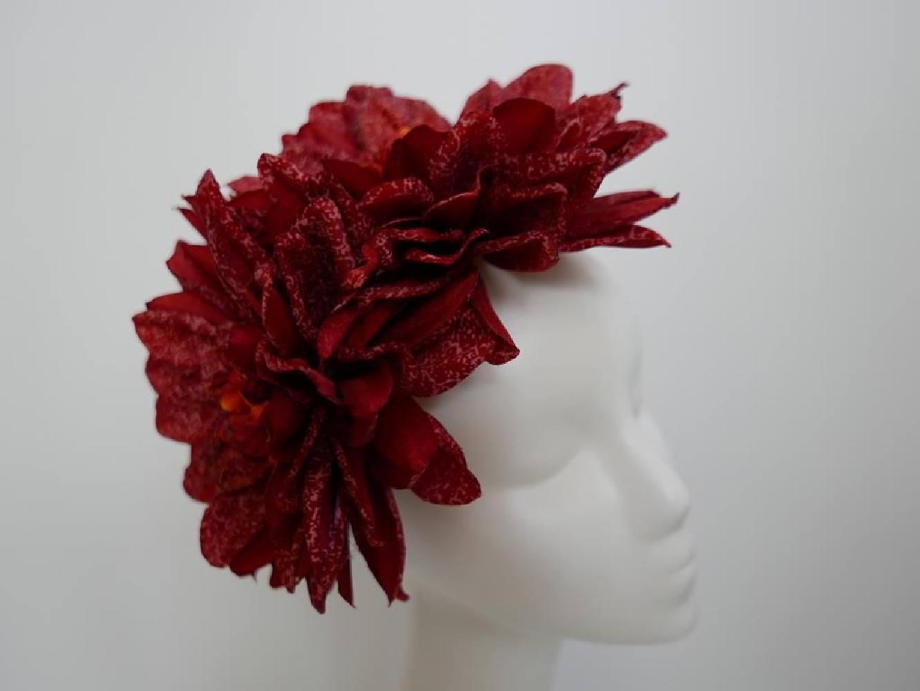 Czerwone dalie fascynator na opasce