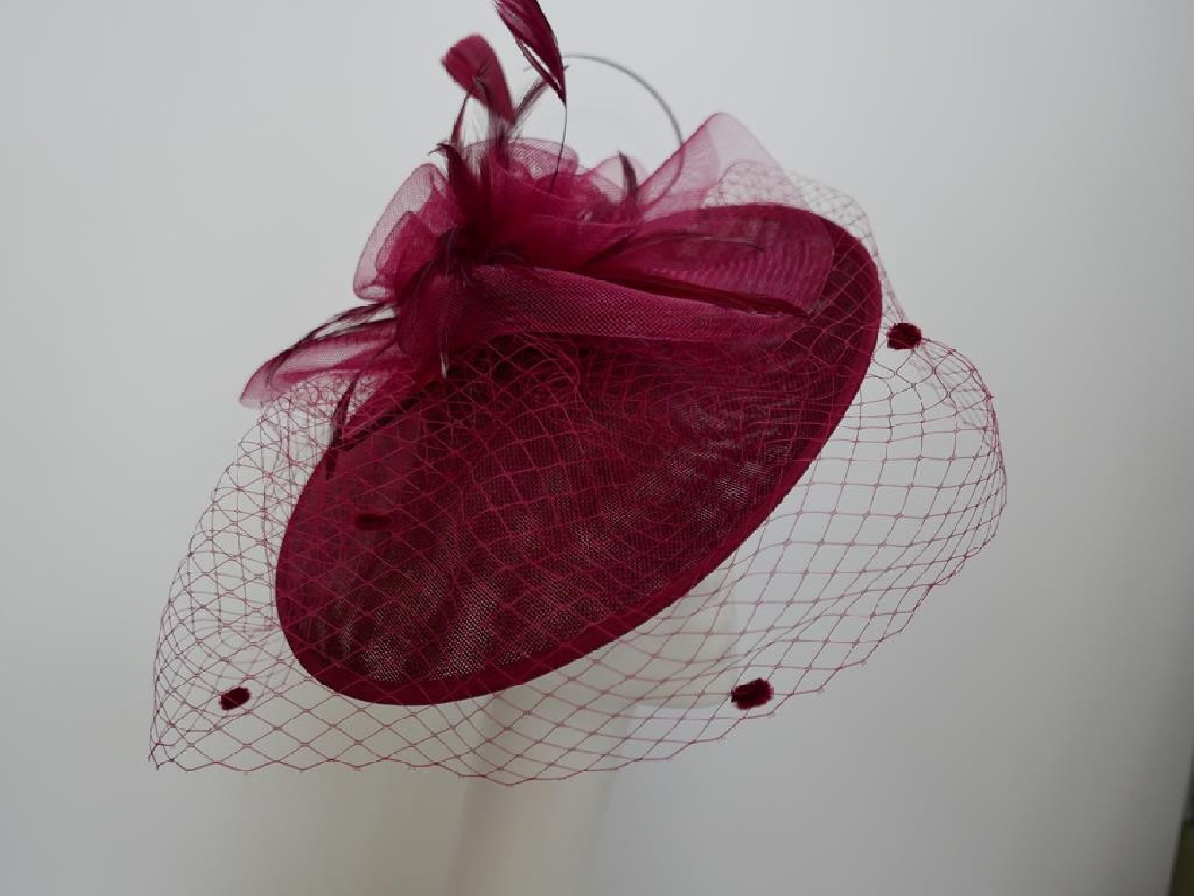 Bordowy kapelusz koktajlowy dysk z lnu z woalką