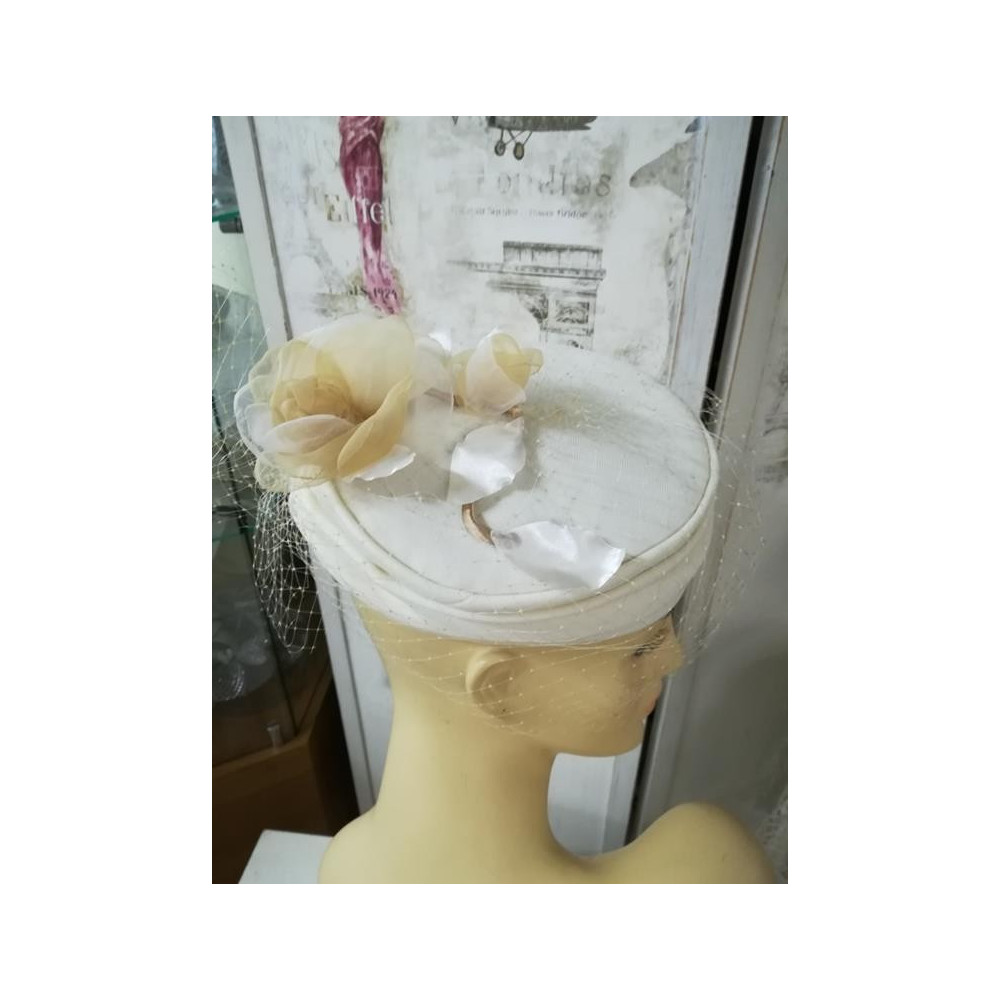 Kremowo beżowy toczek z woalką