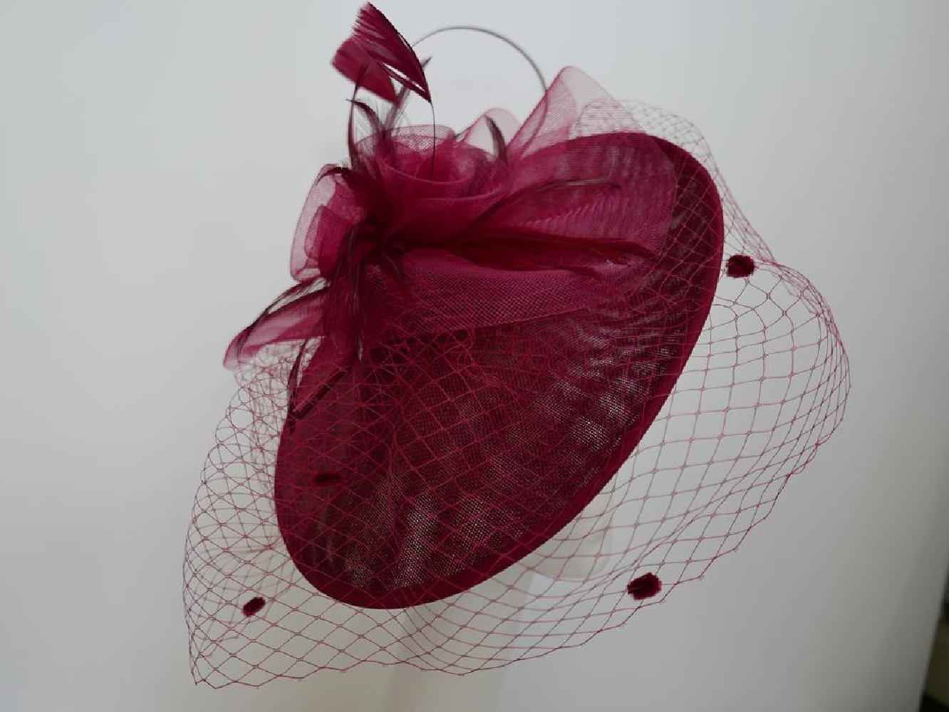 Bordowy kapelusz koktajlowy dysk z lnu z woalką