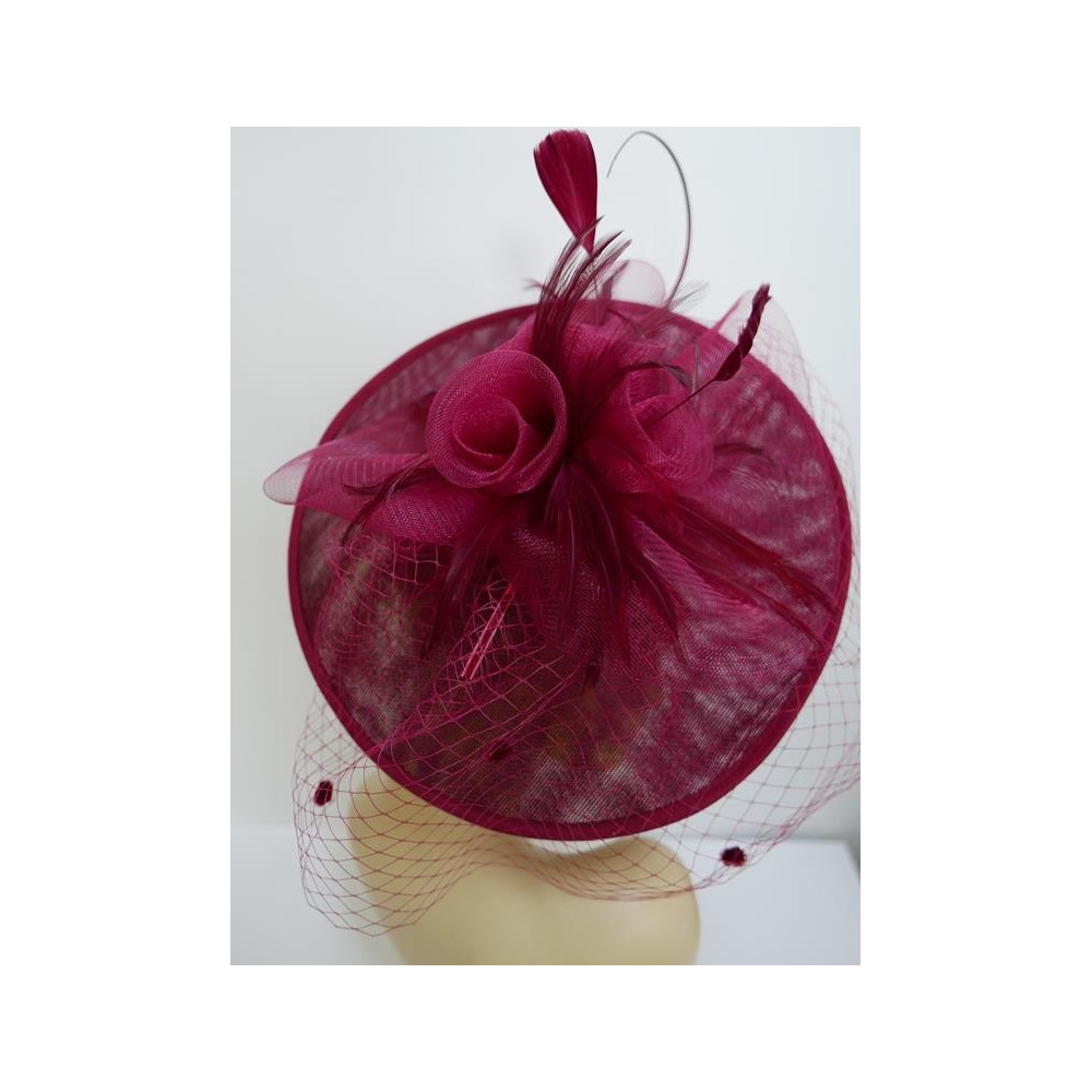 Bordowy kapelusz koktajlowy dysk z lnu z woalką