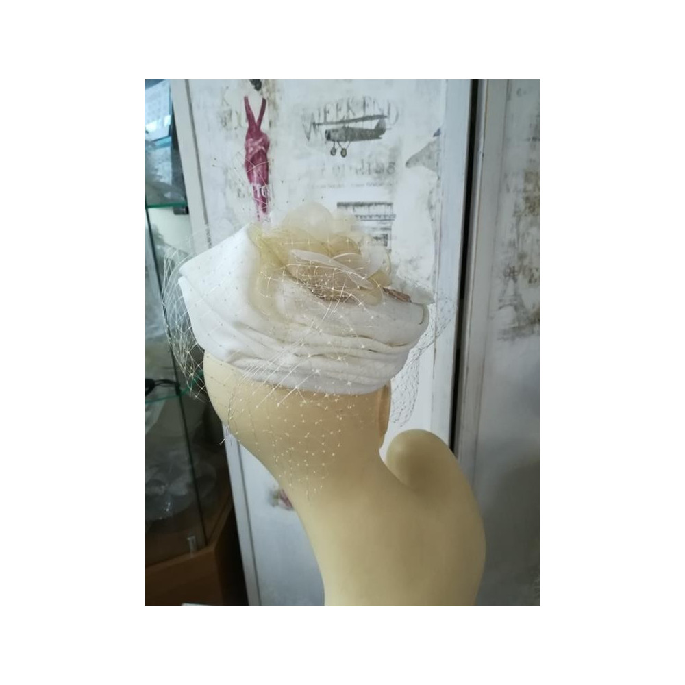 Kremowo beżowy toczek z woalką