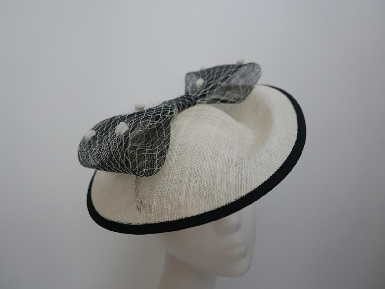 Śmietankowo czarny kapelusz koktajlowy dysk z sinamay z woalką