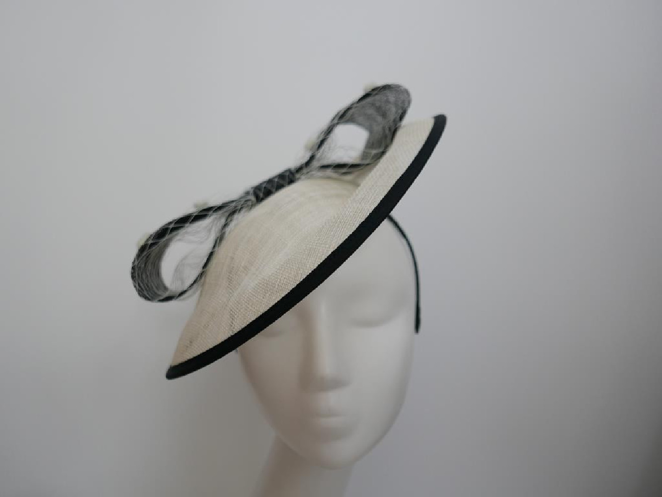 Śmietankowo czarny kapelusz koktajlowy dysk z sinamay z woalką