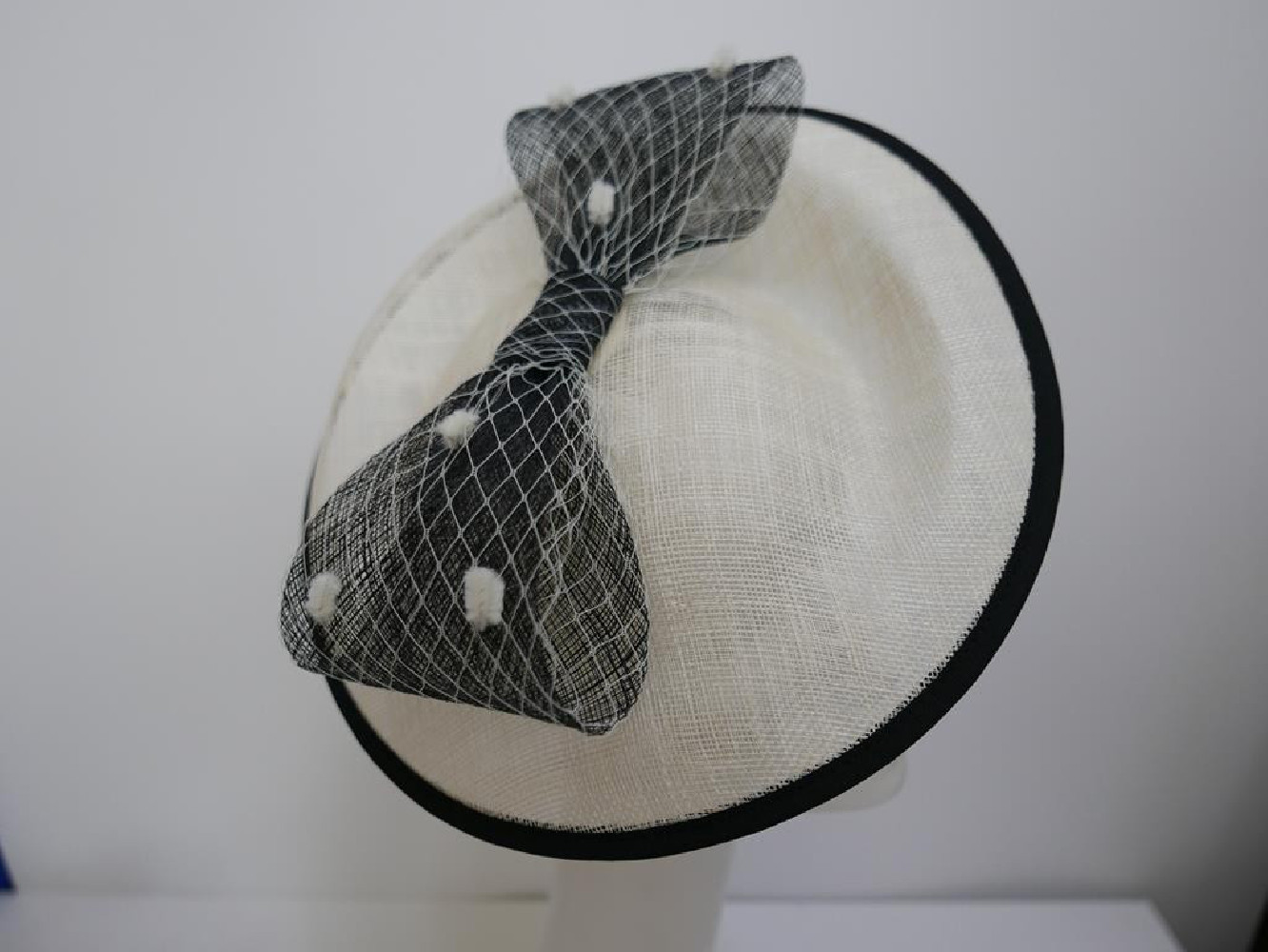 Śmietankowo czarny kapelusz koktajlowy dysk z sinamay z woalką