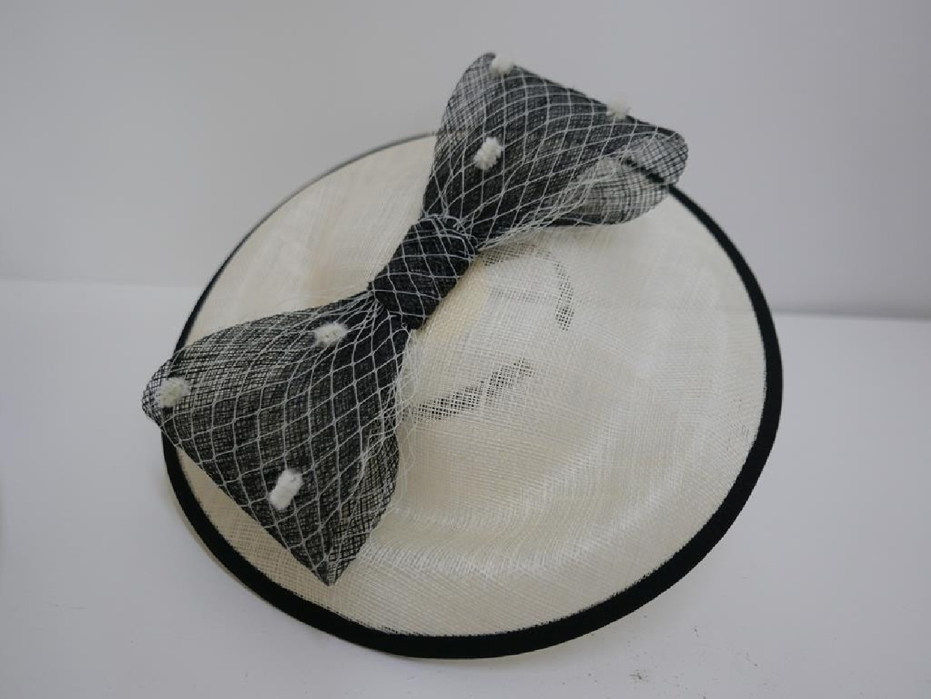 Śmietankowo czarny kapelusz koktajlowy dysk z sinamay z woalką