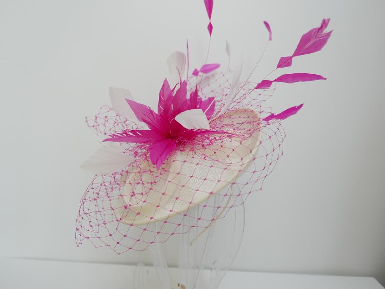 Śmietankowo  różowy kapelusik koktajlowy dysk z lnu z woalką